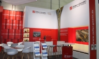 Mischbaustand bestehend aus vorgehängten Wänden mit vollflächigen Digitaldrucken und abgehängtem Bannerkubus.