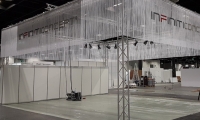 Systemstand mit aufgeständerter Deckenkonstruktion und Fadenvorhang.
