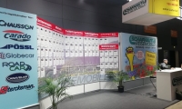 Systemstand mit abgehängten Bannerkuben. 