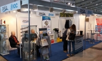 Systemstand mit Rasterdecke zur Aufnahme von Werbeschildern. 