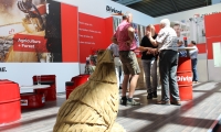 Mischbaustand mit eingespannten Bannern und Holzwänden mit Digitaldruck.