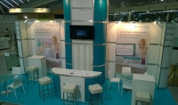 Systemstand mit kassettierter Optik und Digitaldrucken.