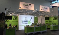 Systemstand mit Bedruckten Wänden und einem Hinterleuchtetem Banner.
