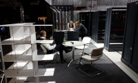 Systemstand mit abgehängtem Fadenvorhang. 
