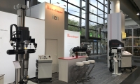 Mischbaustand mit umbauter Säule und Digitaldrucken.