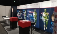 Hinterleuchtete, bedruckte Bannerwände. 