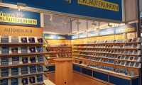 Systembaustand mit Schrägablagen an den Wänden.