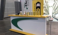 Individuell angefertigte Theke mit Logo aus Holz.