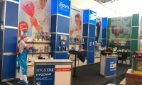 Systemstand mit teilweise hinterleuchteten Plexiglaselementen.