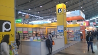 Systemstand mit Schrägablagen für viel Präsentationsmöglichkeiten.