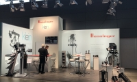 Mischbaustand mit eingespannten, hinterleuchteten Bannern und unterschiedlichen Bauhöhen.
