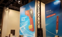 Mischbaustand mit aufgeständerter Prolytekonstruktion und hinterleuchteten Banner.