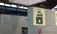 Memorywall mit hinterleuchteten Elementen und Digitaldrucken.