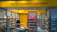 Systemstand mit viel Ablageflächen und guter Beleuchtung.