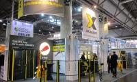 Mischbaustand mit aufgeständerter Decke und hinterleuchteten Bannern.