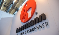 Mischbaustand mit Vitrinen, 3D Logo und hinterleuchteten Bannern.