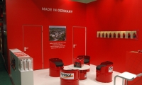 Individualstand mit eingelassenen Wandhighlights in Form von Vitrinen und hinterleuchteten schräg Nuten.